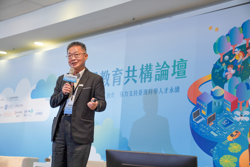 2025 科學教育共構論壇中,國科會科教發展與國際合作處處長李旺龍指出「玩」是培養孩子擁有科學素養的關鍵,平時可以多帶孩子踏青、去戶外走走,向大自然學習。