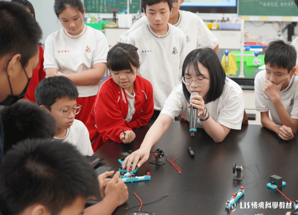 為了真正打造能引起孩子學習動機、符合教學現場的情境教材，LIS 的教材設計師每學期會到偏鄉國小，實際運用 LIS 的探究式情境教材進行授課。