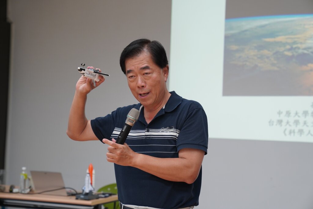 此次由美商科磊基金會特別邀請到在台大開設「認識星空」通識課、曾任科博館館長、現為《科學人》雜誌總編的孫維新教授，來為原鄉部落孩子上課。
